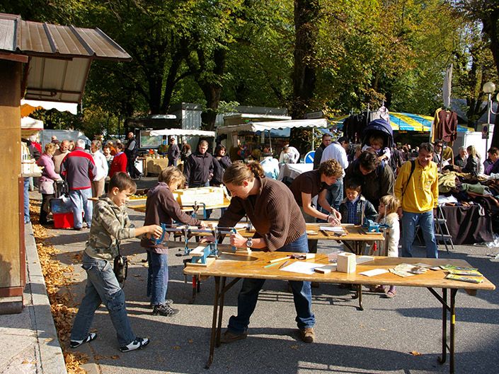 Ateliers dinitiation  la Menuiserie et Stands  hors les murs 